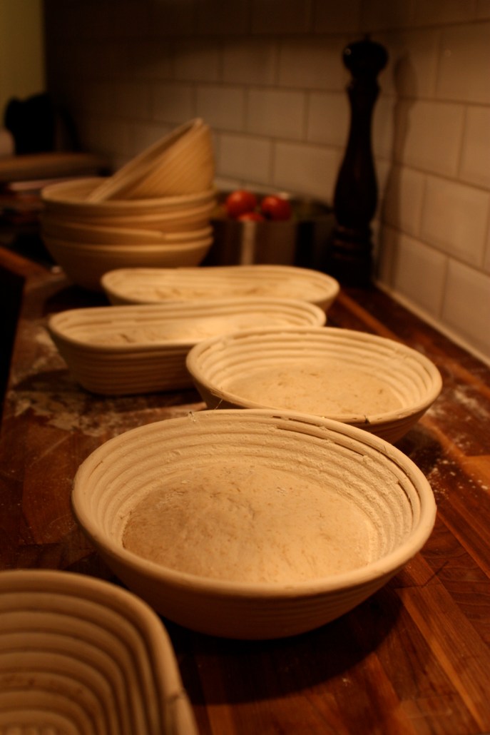 Surdegsbröd behöver lite mer stöd vid jäsningen än andra bröd. Därför är jäskorgar bra att ha. Man mjölar ordentligt för att degen inte ska fastna. Dessutom blir det väldigt fina mjölringar på bröden. 