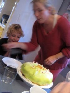 Stackars våra barn som får utstå den här renoveringen. Tur att det finns söta Mette med familj i Getinge som också kan baka gröna tårtor. 