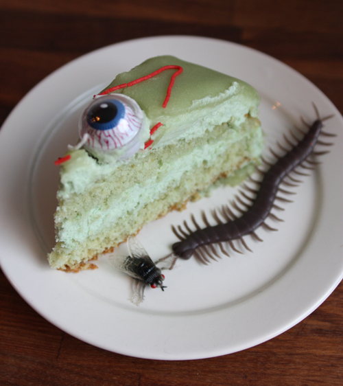 Lyckan var fullkomlig när tårtan serverades på det allra läskigaste vis och det blev mycket tjat om vem som skulle få ögonen. Men när den väl skulle ätas var det lite si och så faktiskt. Kanske var det den gröna färgen som gjorde tårtan lite småäcklig?